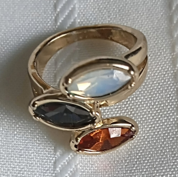 Elegant Chicos Gold Tone and Gemstone Ring - Size 6 - NWOT - Picture 3 of 7